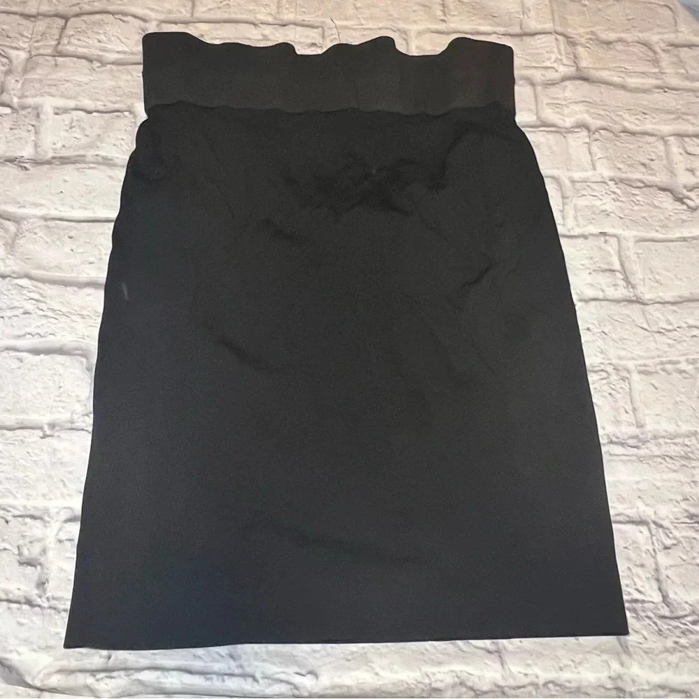 Akris Punto skirt. Solid black color. Skirt is lined. Size‎ 10.